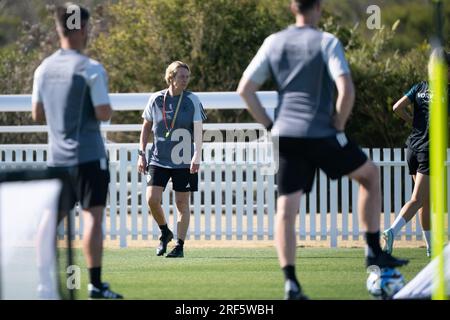 Tuggerah, Australien. 01. Aug. 2023. Fußball: Weltmeisterschaft, Frauen, Deutschland trainieren: Martina Voss-Tecklenburg, Trainer der deutschen Frauennationalmannschaft, ist auf dem Platz. Kredit: Sebastian Christoph Gollnow/dpa/Alamy Live News Stockfoto