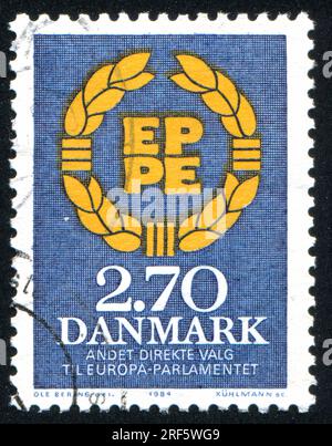 DÄNEMARK - CIRCA 1984: Von Dänemark gedruckter Stempel zeigt das Europawahlen Emblem, circa 1984 Stockfoto