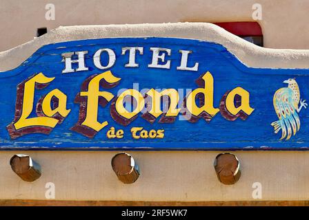 Taos, New Mexico, USA - 23. Juli 2023: Das Hotel La Fonda de Taos ist ein historisches und bekanntes Hotel am Taos Plaza in der Innenstadt von Taos. Stockfoto