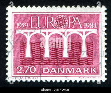 DÄNEMARK - CIRCA 1984: Stempel gedruckt von Dänemark, zeigt Brücke, circa 1984 Stockfoto