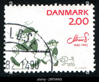DÄNEMARK - CIRCA 1982: Stempel gedruckt von Dänemark, zeigt Robert Storm Petersen, Karikaturist, Peter und Ping den Pinguin, circa 1982 Stockfoto