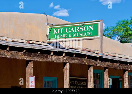 Taos, New Mexico, USA - 23. Juli 2023: Nahaufnahme des Signals für das historische „Kit Carson Home & Museum“ im Zentrum von Taos, wo der berühmte Mann lebte. Stockfoto