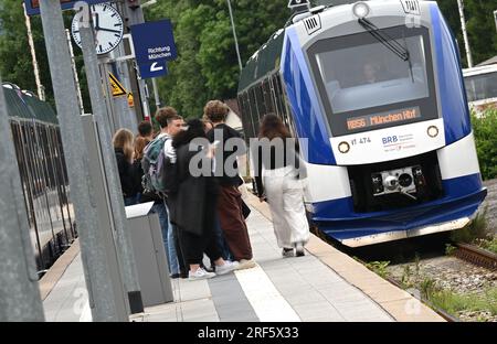 Schaftlach, Deutschland. 27. Juli 2023. Passagiere warten am Bahnhof Schaftlach auf einen BRB-Zug der Bayrischen Regionalbahn in Richtung München. Der Freistaat Bayern plant, über 20 Millionen Euro in die Planung des Bahnausbaus in der Region Oberland zu investieren. Kredit: Angelika Warmuth/dpa/Alamy Live News Stockfoto