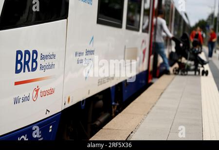 Schaftlach, Deutschland. 27. Juli 2023. Passagiere steigen am Bahnhof Schaftlach in einen Zug der Bayerischen Regionalbahn (BRB) ein. Der Freistaat Bayern plant, über 20 Millionen Euro in die Planung des Bahnausbaus in der Region Oberland zu investieren. Kredit: Angelika Warmuth/dpa/Alamy Live News Stockfoto