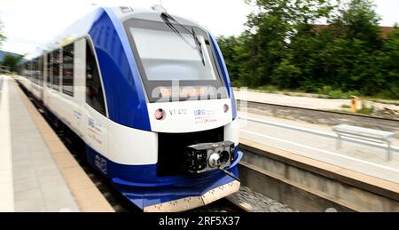 Schaftlach, Deutschland. 27. Juli 2023. Ein Zug der Bayerischen Regionalbahn (BRB) fährt vom Bahnhof Schaftlach ab. Der Freistaat Bayern plant, über 20 Millionen Euro in die Planung des Bahnausbaus in der Region Oberland zu investieren. Kredit: Angelika Warmuth/dpa/Alamy Live News Stockfoto