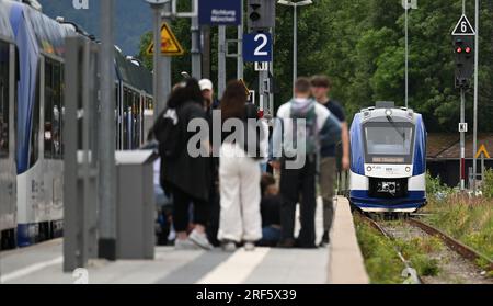 Schaftlach, Deutschland. 27. Juli 2023. Passagiere warten am Bahnhof Schaftlach auf einen BRB-Zug der Bayrischen Regionalbahn in Richtung München. Der Freistaat Bayern plant, über 20 Millionen Euro in die Planung des Bahnausbaus in der Region Oberland zu investieren. Kredit: Angelika Warmuth/dpa/Alamy Live News Stockfoto