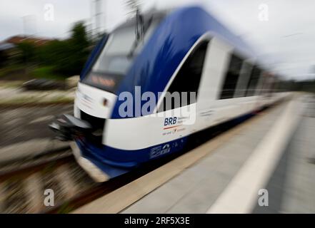 Schaftlach, Deutschland. 27. Juli 2023. Ein Zug der Bayerischen Regionalbahn (BRB) fährt vom Bahnhof Schaftlach ab. Der Freistaat Bayern plant, über 20 Millionen Euro in die Planung des Bahnausbaus in der Region Oberland zu investieren. Kredit: Angelika Warmuth/dpa/Alamy Live News Stockfoto