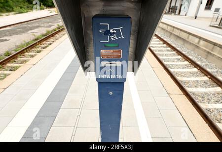 Schaftlach, Deutschland. 27. Juli 2023. Ein Ticketprüfer steht auf den Gleisen der Bayerischen Regionalbahn (BRB) am Bahnhof Schaftlach. Der Freistaat Bayern plant, über 20 Millionen Euro in die Planung des Bahnausbaus in der Region Oberland zu investieren. Kredit: Angelika Warmuth/dpa/Alamy Live News Stockfoto