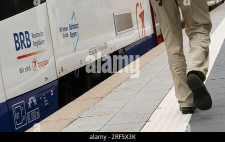 Schaftlach, Deutschland. 27. Juli 2023. Ein Zug der Bayerischen Regionalbahn (BRB) steht am Bahnhof Schaftlach. Der Freistaat Bayern plant, mehr als 20 Millionen Euro in die Planung des Bahnausbaus in der Region Oberland zu investieren. Kredit: Angelika Warmuth/dpa/Alamy Live News Stockfoto