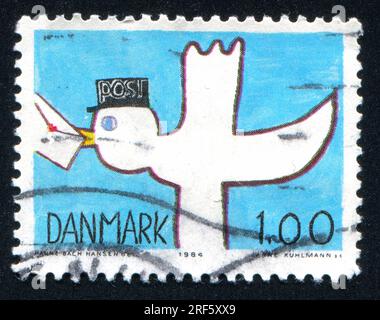 DÄNEMARK - CIRCA 1984: Stempel gedruckt von Dänemark, zeigt Post Bird, circa 1984 Stockfoto