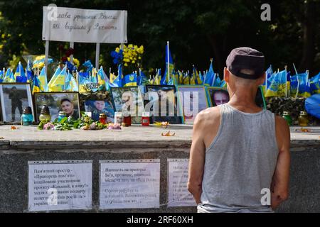 Zaporischschien, Ukraine. 31. Juli 2023. Ein Einheimischer, gesehen an der Gedenkstätte, die den gefallenen Soldaten der ukrainischen Streitkräfte in Zaporischschien gewidmet ist. Die ukrainischen Streitkräfte sehen sich bei ihrem Vorstoß nach Süden mit bescheidenen Fortschritten und harter russischer Verteidigung großen Herausforderungen gegenüber, was es zu früh macht, um nennenswerten Erfolg zu beanspruchen, aber die Truppen sind hochmotiviert. Kredit: SOPA Images Limited/Alamy Live News Stockfoto