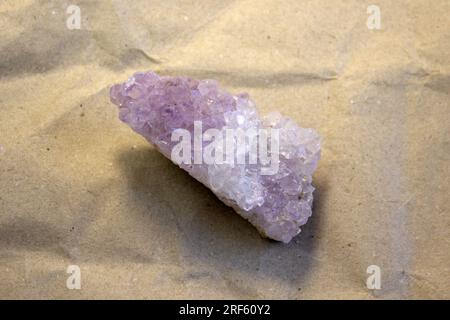 Set aus verschiedenen Amethyst-Naturmineralsteinen und Edelsteinen auf grauem Hintergrund, Draufsicht Stockfoto