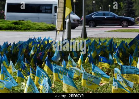 Zaporischschien, Ukraine. 31. Juli 2023. Ukrainische Flaggen sind an einer Gedenkstätte zu sehen, die den gefallenen Soldaten der ukrainischen Streitkräfte in Saporischschien gewidmet ist. Die ukrainischen Streitkräfte sehen sich bei ihrem Vorstoß nach Süden mit bescheidenen Fortschritten und harter russischer Verteidigung großen Herausforderungen gegenüber, was es zu früh macht, um nennenswerten Erfolg zu beanspruchen, aber die Truppen sind hochmotiviert. Kredit: SOPA Images Limited/Alamy Live News Stockfoto