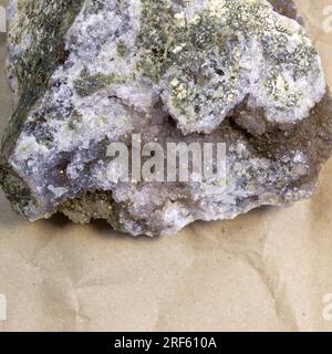 Set aus verschiedenen Amethyst-Naturmineralsteinen und Edelsteinen auf grauem Hintergrund, Draufsicht Stockfoto