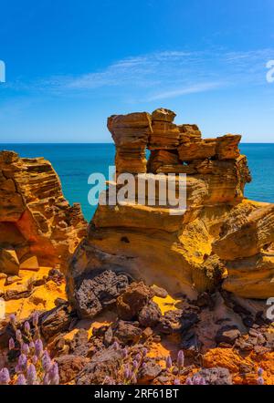 Ein Wirrwarr aus umstürzten und erodierten Felsen auf den Klippen am Mercedes Cove an der Pender Bay, Cape Leveque, Dampier Halbinsel, Kimberley Region, Westaustralien Stockfoto