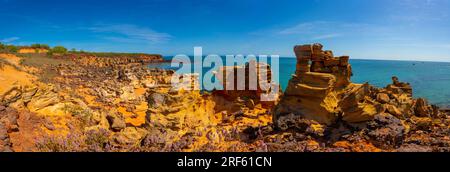 Ein Wirrwarr aus umstürzten und erodierten Felsen auf den Klippen am Mercedes Cove an der Pender Bay, Cape Leveque, Dampier Halbinsel, Kimberley Region, Westaustralien Stockfoto