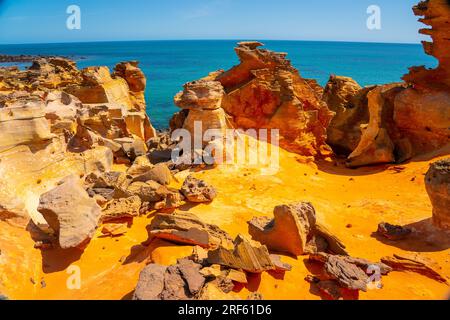 Ein Wirrwarr aus umstürzten und erodierten Felsen auf den Klippen am Mercedes Cove an der Pender Bay, Cape Leveque, Dampier Halbinsel, Kimberley Region, Westaustralien Stockfoto