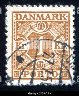 DÄNEMARK - CIRCA 1921: Von Dänemark gedruckter Stempel mit königlichen Emblemen, circa 1921 Stockfoto