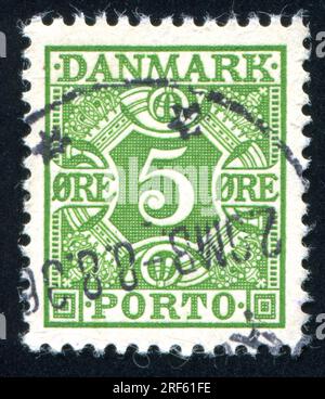 DÄNEMARK - CIRCA 1921: Von Dänemark gedruckter Stempel mit königlichen Emblemen, circa 1921 Stockfoto