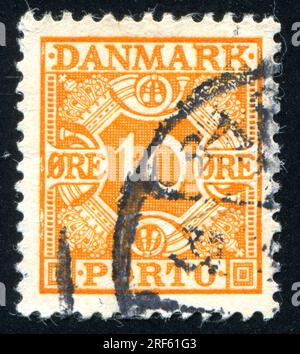 DÄNEMARK - CIRCA 1921: Von Dänemark gedruckter Stempel mit königlichen Emblemen, circa 1921 Stockfoto