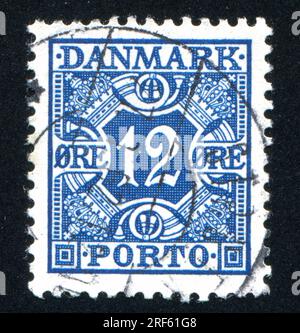 DÄNEMARK - CIRCA 1921: Von Dänemark gedruckter Stempel mit königlichen Emblemen, circa 1921 Stockfoto