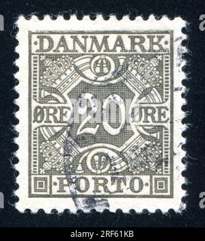 DÄNEMARK - CIRCA 1921: Von Dänemark gedruckter Stempel mit königlichen Emblemen, circa 1921 Stockfoto