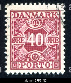 DÄNEMARK - CIRCA 1921: Von Dänemark gedruckter Stempel mit königlichen Emblemen, circa 1921 Stockfoto