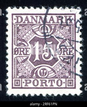 DÄNEMARK - CIRCA 1921: Von Dänemark gedruckter Stempel mit königlichen Emblemen, circa 1921 Stockfoto