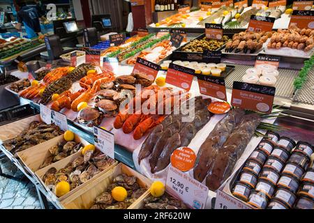 Krebstiere, Austern und frischer Fisch in Trouville-sur-Mer Marché aux Poissons, Fischmarkt, Département Calvados, Normandie, Frankreich Stockfoto