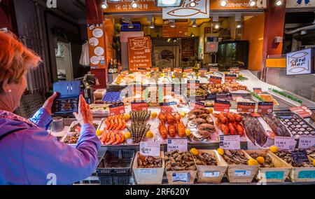 Krebstiere, Austern und frischer Fisch in Trouville-sur-Mer Marché aux Poissons, Fischmarkt, Département Calvados, Normandie, Frankreich Stockfoto