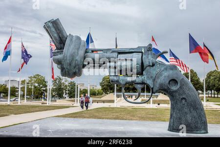 Gewaltlose Skulptur von Carl Fredrik Reuterswärd, eine geknotete Colt Python .357 Magnum Pistole. Am Mémorial de Caen, einem Museum und Kriegsdenkmal in Caen, Stockfoto