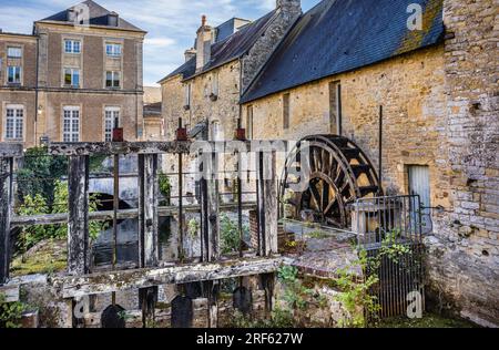 Alte Bayeux-Mühle an der Aure, Bayeux im Departement Calvados der Normandie im Nordwesten Frankreichs Stockfoto