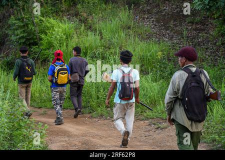 22. Juni 2023, Churachandpur, Manipur, Indien: Junge Kuki-Jungen gehen mit ihren Gruppenführern auf Bergwegen, nachdem sie von einer Nachtwache gegen die Meiteis in Churachandpur, Manipur, zurückgekehrt sind. Der Bezirk Churachandpur und die gesamte Hügelgegend beherbergen viele Stämme, die überwiegend christlich sind. Diese jungen Menschen, die die Verantwortung für die Selbstverteidigung übernehmen, sind zwischen 13 und Mitte dreißig Jahre alt und haben beschlossen, ihre Bildung, ihre landwirtschaftlichen Aktivitäten und friedlichen Nächte zu opfern, um ihre Dorfgrenzen mit Waffen und Waffen zu schützen. (Kreditbild: © Biplov Stockfoto