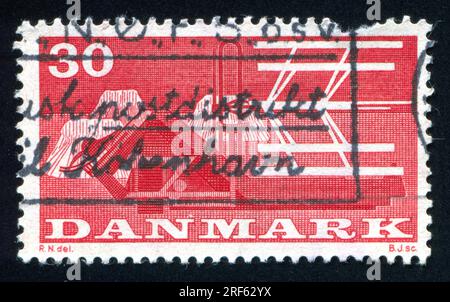 RUSSLAND KALININGRAD, 5. JANUAR 2014: Von Dänemark gedruckter Stempel zeigt Harvester-Mähdrescher, ca. 1960 Stockfoto
