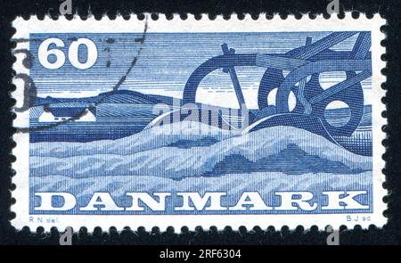 RUSSLAND KALININGRAD, 5. JANUAR 2014: Stempel gedruckt von Dänemark, zeigt Plow, circa 1960 Stockfoto