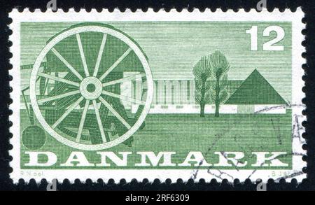 RUSSLAND KALININGRAD, 5. JANUAR 2014: Stempel gedruckt von Dänemark, zeigt Seeder and Farm, circa 1960 Stockfoto