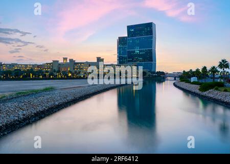 Blick auf die zwei Wolkenkratzer der Zigzag Towers an der Lagoona Mall in Doha. Stockfoto