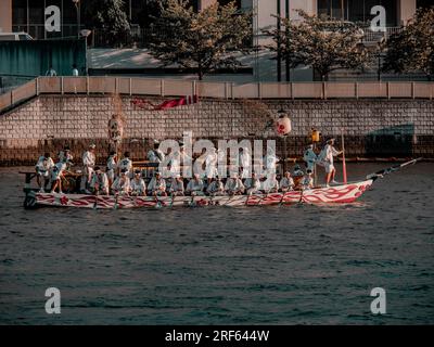 Boot als Teil der Parade der Tenjin Matsuri in Osaka, Juli 2023 Stockfoto