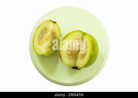 Eine Guava ist eine kleine, süße tropische Frucht. Die hellgelben oder hellgrünen Guaven sind am reifsten. Die ganze Guavenfrucht ist essbar und kann wie gegessen werden Stockfoto