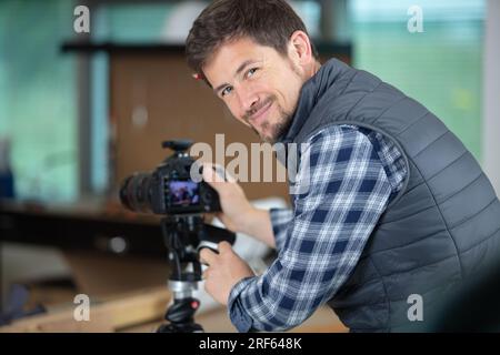 Vlogger Recording Computer Reparatur auf Kamera für Vlog Blog Stockfoto