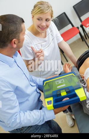 Frau und Mann während des erste-Hilfe-Trainings Stockfoto