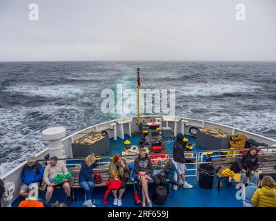 Passangers auf der Scillonian Ferry, Keltische See, auf dem Weg nach Hugh Town, St. Marys, Isles of Scilly, Cornwall, England, UK, GB. Stockfoto