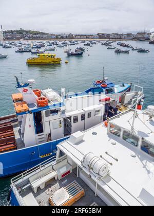 Boote, die Gepäck vom Scillonian abholen, für andere Inseln, damit Ihr Gepäck auftaucht, Hugh Town Harbour, Isles of Scilly, Cornwall, England, UK. Stockfoto