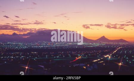 Tafelberg, Lion's Head und Signal Hill in Kapstadt, Provinz Westkap, Südafrika, bei Nacht von den Tygerberg Hills aus gesehen. Stockfoto