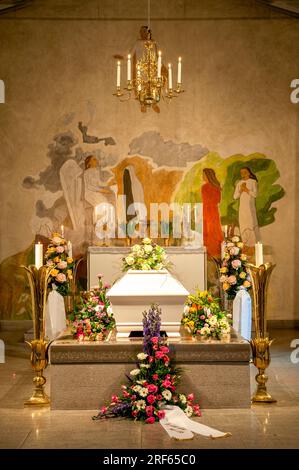 Beerdigung, ein weißer Sarg in einer Kapelle Stockfoto