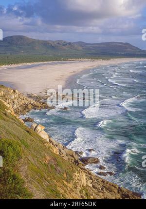 Die Ausdehnung von Long Beach, mit Kommetjie im Hintergrund, Kap-Halbinsel in der Westkap-Provinz, Südafrika. Stockfoto