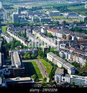 Düsseldorf, 14. Mai 2023: Stadthäuser mit Wohnungen in der Innenstadt und Bürogebäuden dahinter aus der Vogelperspektive Stockfoto