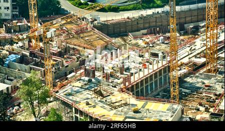 Düsseldorf, 14. Mai 2023: Luftaufnahme einer grossen Baustelle mit Kränen im Stadtzentrum Stockfoto