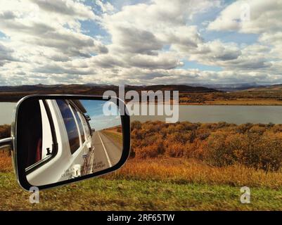 Blick von der Seite oder aus einem seltenen Spiegel mit Blick auf den Provinzpark Chain Lakes Reservoir am Highway 22, Cowboy Trail Near Long View, Alberta, Canad Stockfoto