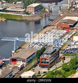 Düsseldorf, Deutschland, 14. Mai 2023: Luftaufnahme von im Rheinhafen versandbereiten Autos Stockfoto